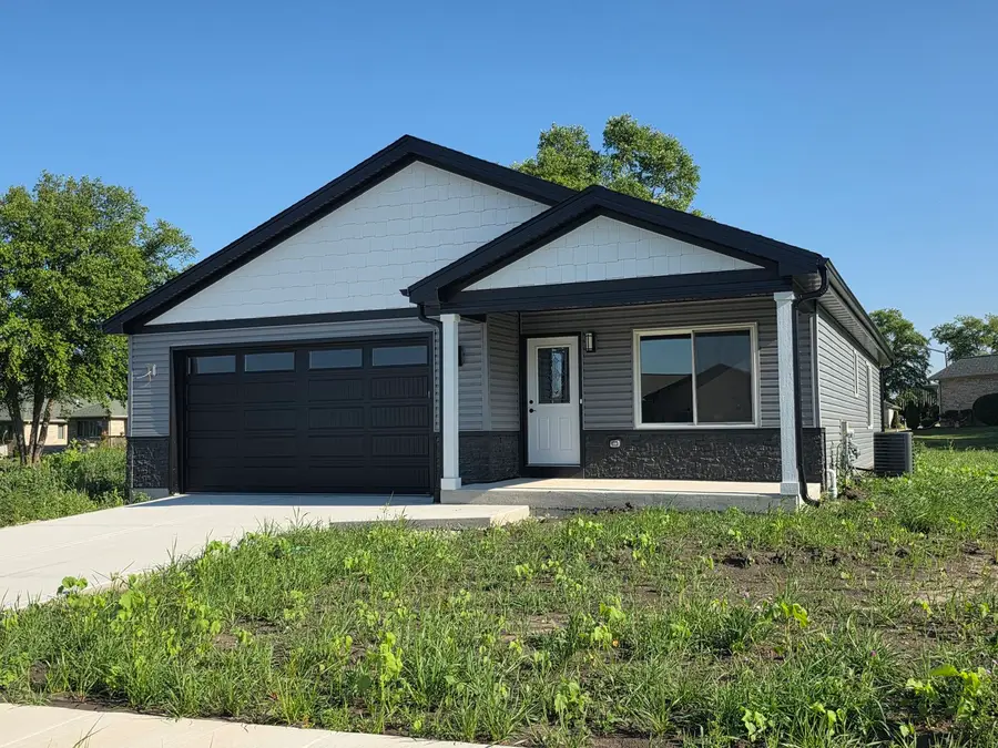 402 E Butler Avenue, Grant Park, IL 60940 - #3