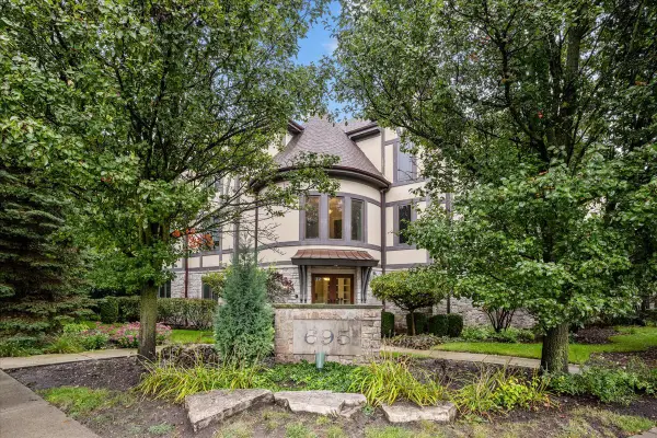695 Roger Williams Avenue #301, Highland Park, IL 60035