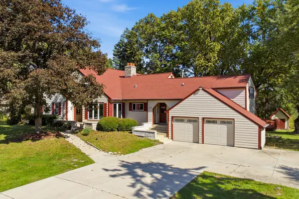 10S515 Glenn Drive, Burr Ridge, IL 60527