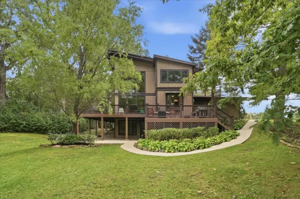 26181 W Laurel Avenue, Wauconda, IL 60084