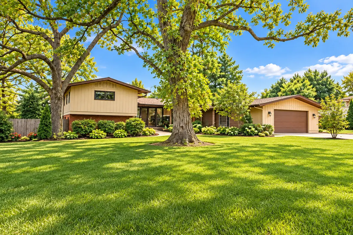 10S073 Clarendon Hills Road, Willowbrook, IL 60527 - #1