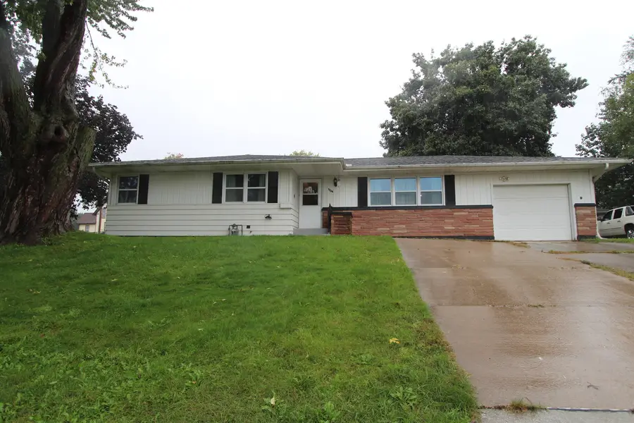 1704 N 4th Street, Clinton, IA 52732 - #2