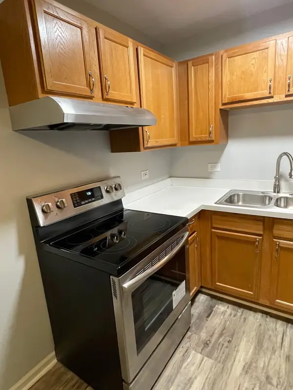 2000 Light Drive #211, Oswego, IL 60543