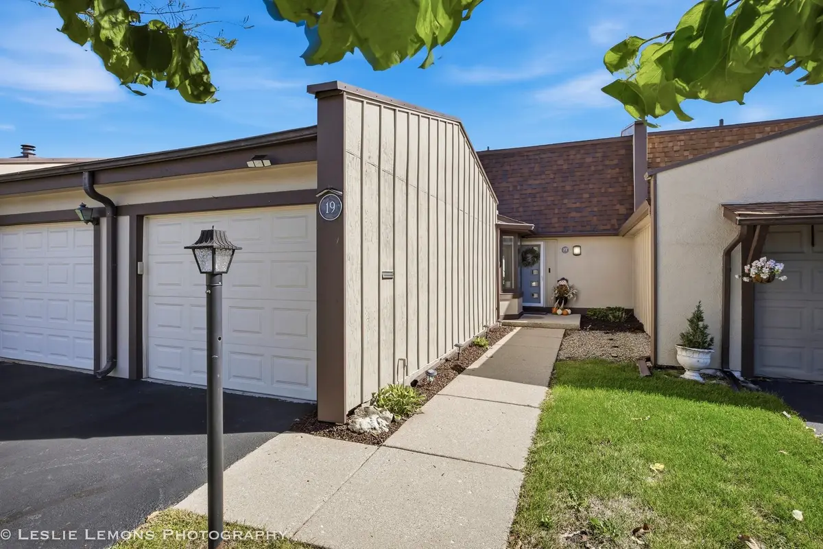 19 Westwood Drive, Indian Head Park, IL 60525 - #1