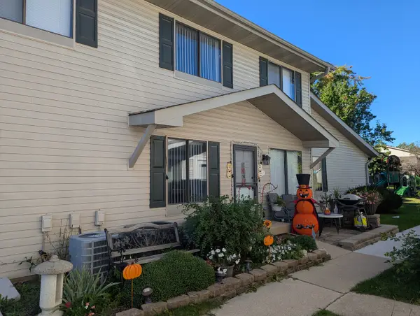 2S758 Winchester Circle #3, Warrenville, IL 60555