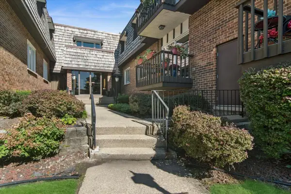 2300 W Talcott Road #2B1, Park Ridge, IL 60068