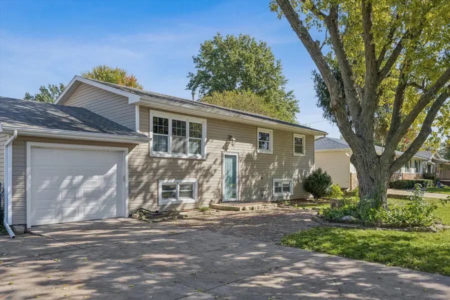 507 S 3rd Street, Eldridge, IA 52748 - #3
