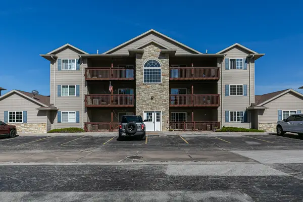 121 E Price Street #202, Eldridge, IA 52748