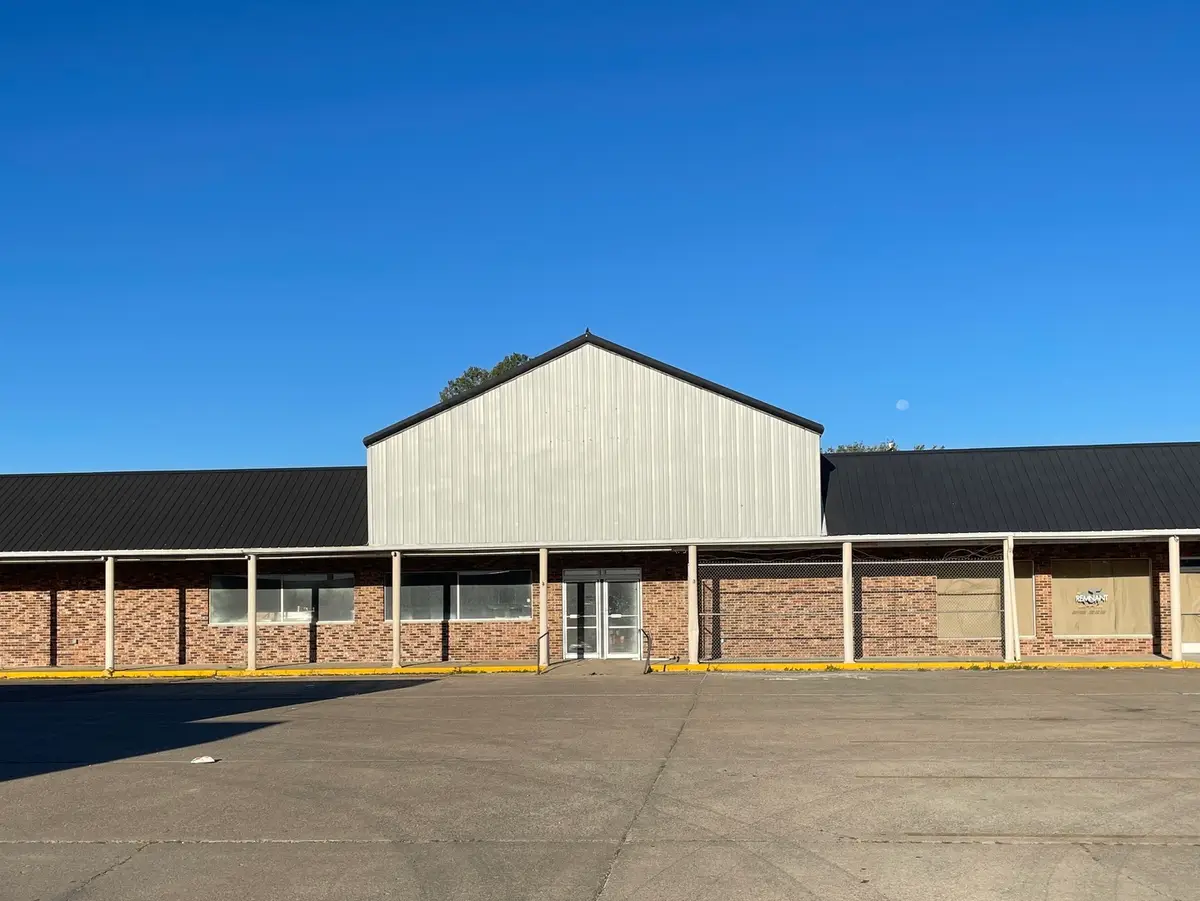 1105 E Randolph Street, McLeansboro, IL 62859 - #1