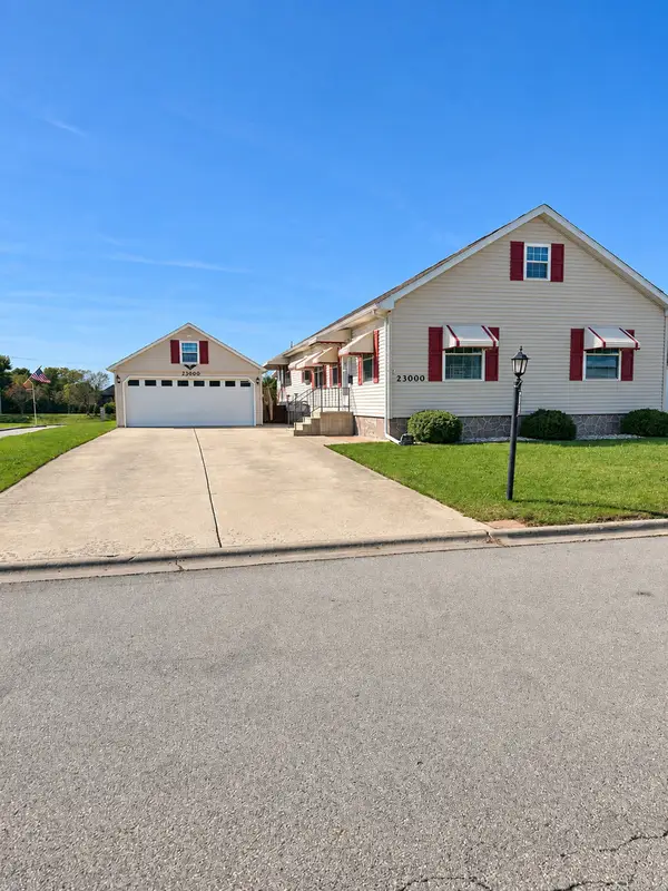 23000 S Pinehurst Drive, Frankfort, IL 60423