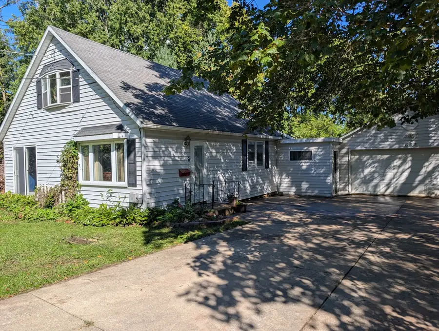 1605 S Carroll Avenue, Freeport, IL 61032 - #3