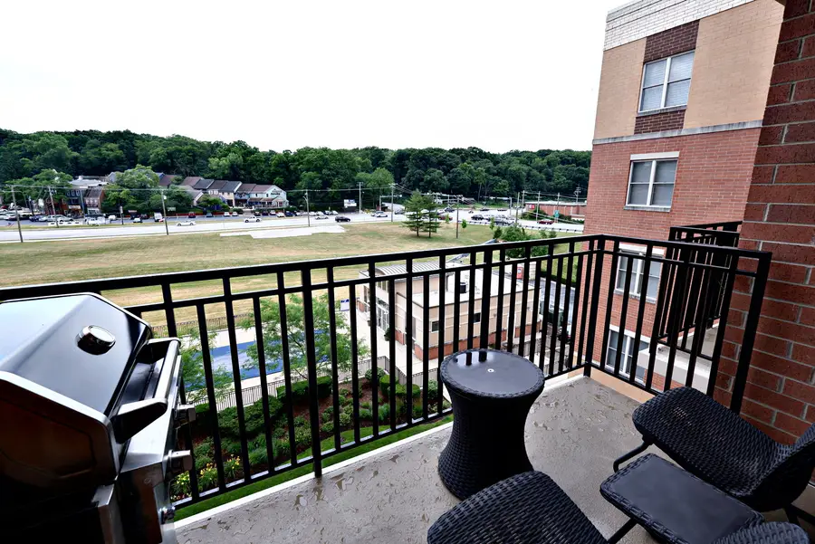 300 Village Circle #404, Willow Springs, IL 60480 - #3
