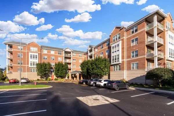 101 Pointe Drive #103, Northbrook, IL 60062