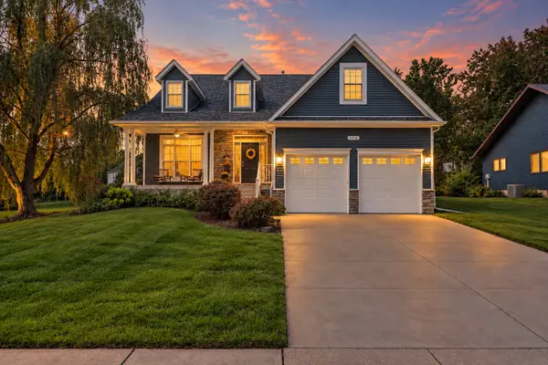 1776 Hollow View Drive, Bettendorf, IA 52722