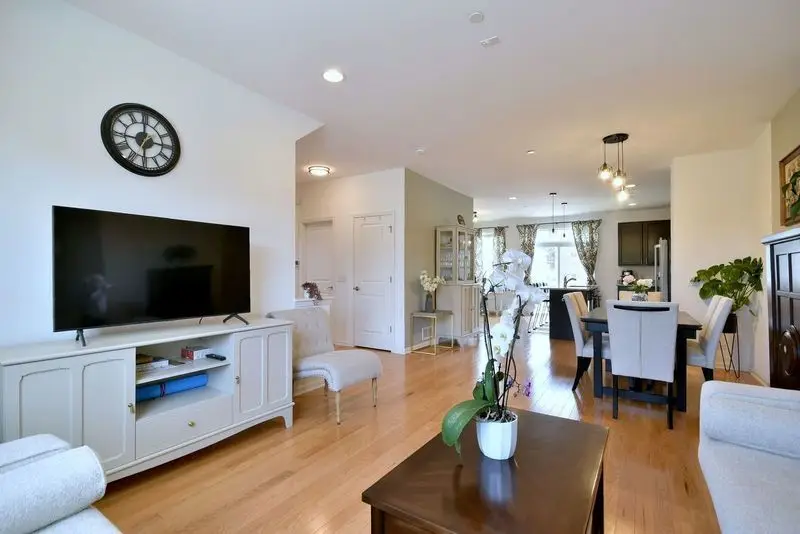803 Lee Street, Des Plaines, IL 60016 - #3