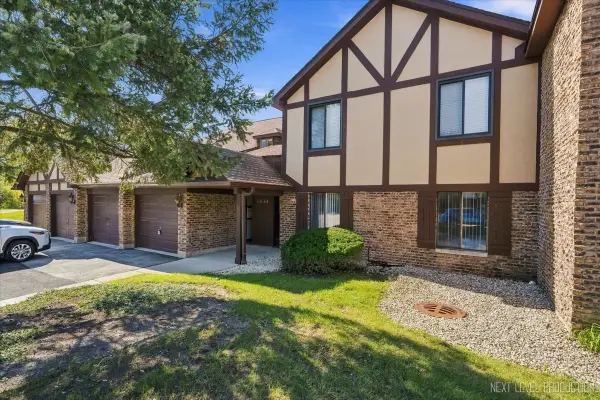 1654 Dover Court #A, Wheaton, IL 60189