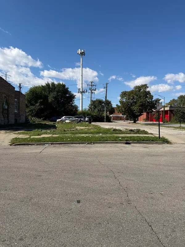 6700 S Eberhart Avenue, Chicago, IL 60637