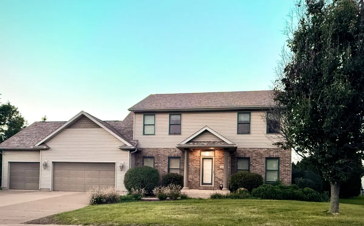 102 E Sapphire Lane, Long Grove, IA 52756 - #1