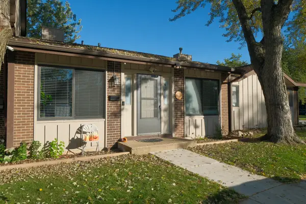 563 Forum Drive, Roselle, IL 60172
