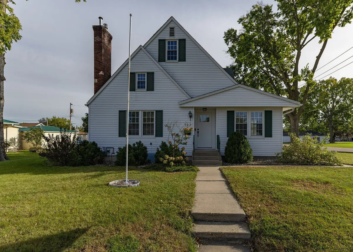 702 4th Avenue, Camanche, IA 52730 - #1