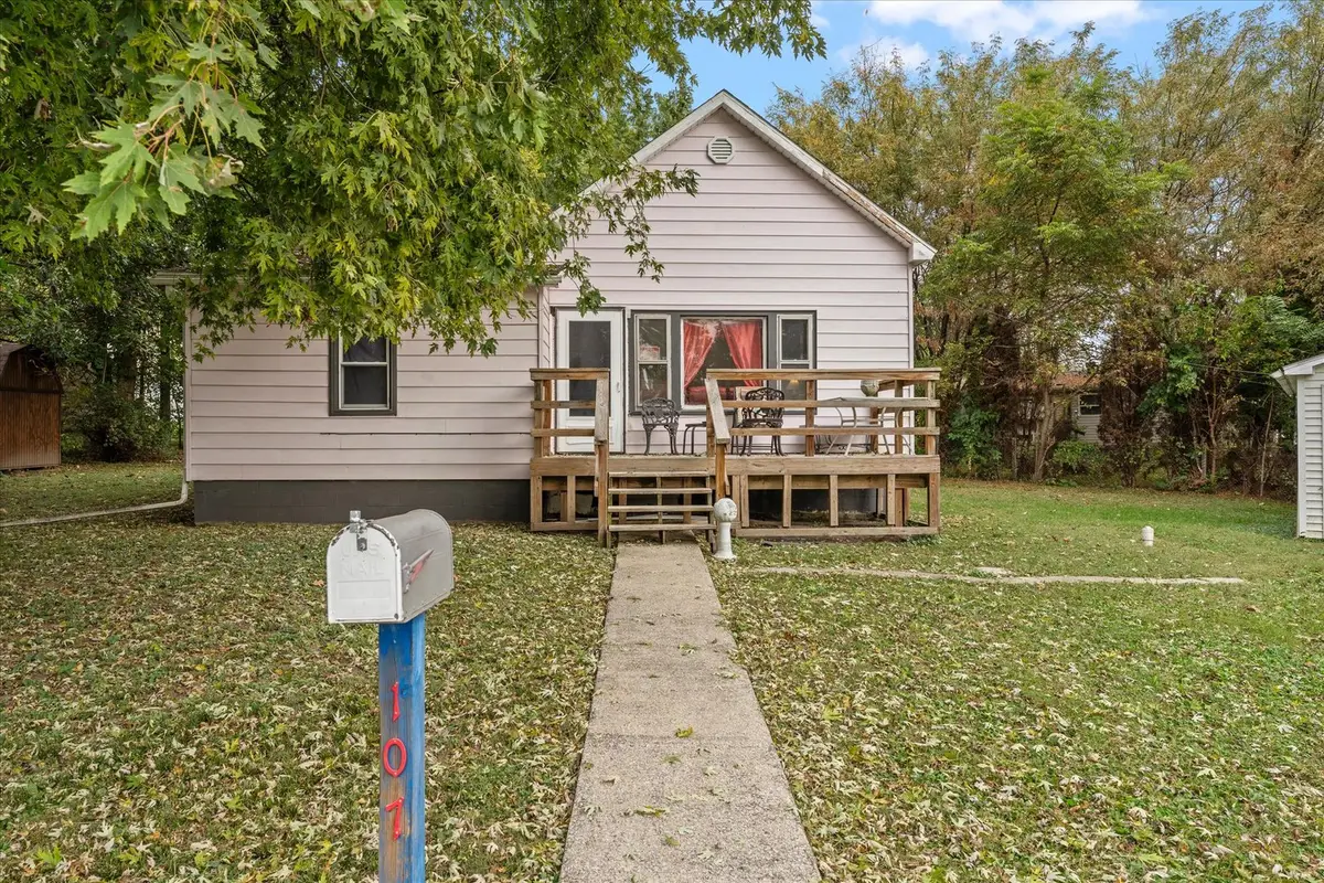 107 E Olive Street, Farmer City, IL 61842 - #1