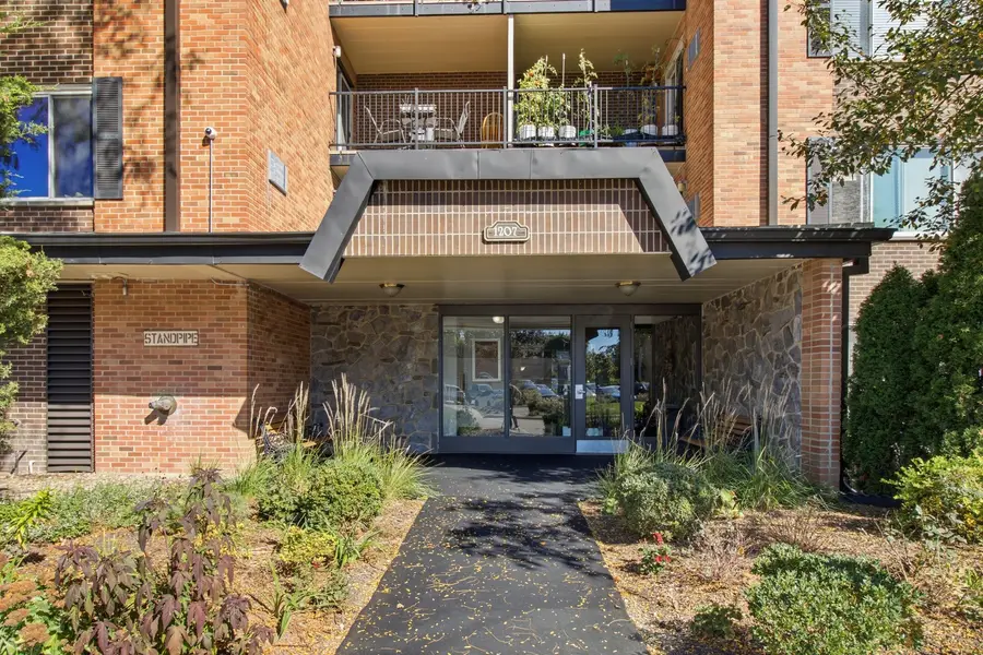 1207 S Old Wilke Road #210, Arlington Heights, IL 60005 - #3
