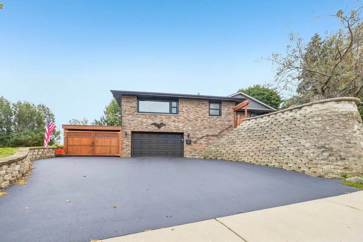 276 N Jackson Road, Clarendon Hills, IL 60514 - #1