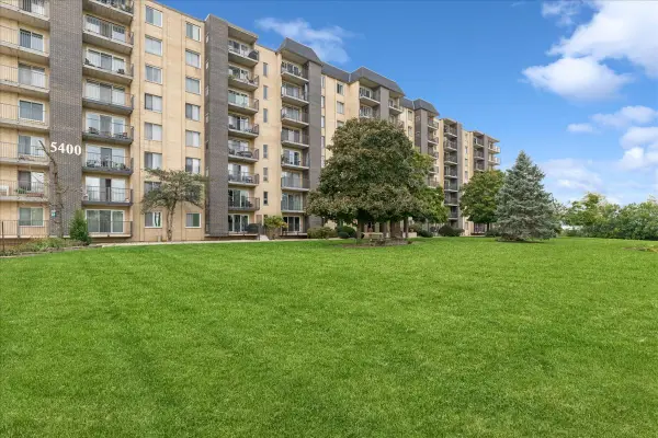 5400 Walnut Avenue #206, Downers Grove, IL 60515