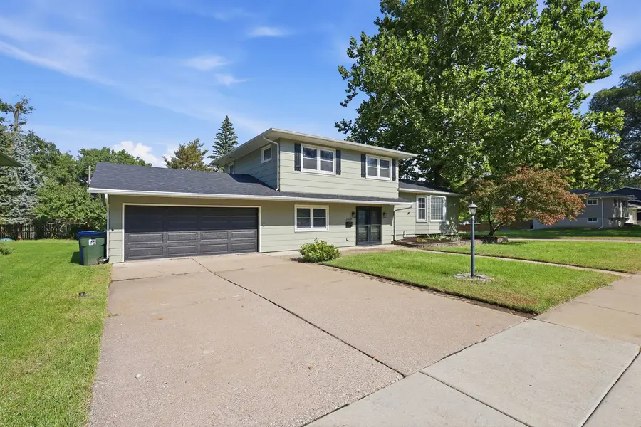 2438 E Columbia Avenue, Davenport, IA 52803 - #2