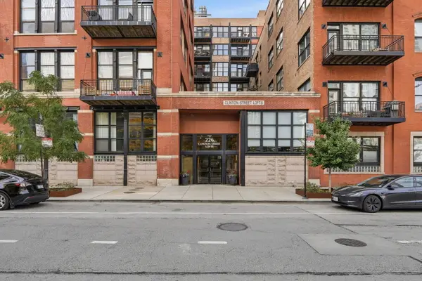 226 N Clinton Street #101, Chicago, IL 60661