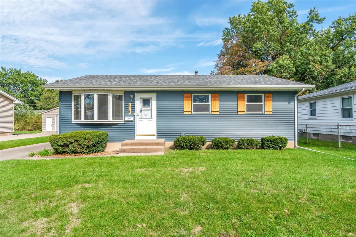 2028 W 34th Street, Davenport, IA 52806 - #1