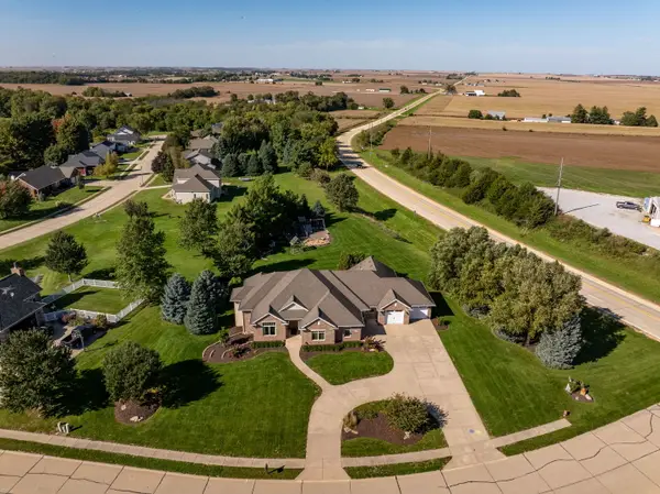 1108 Scenic Hill Lane, De Witt, IA 52742