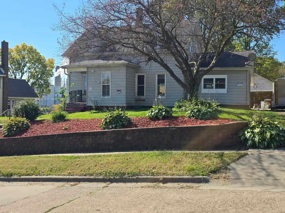 219 20 Place, Clinton, IA 52732 - #1