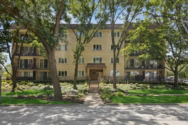 225 E Wing Street #201, Arlington Heights, IL 60004