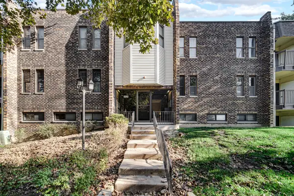 2025 Country Club Drive #11, Woodridge, IL 60517