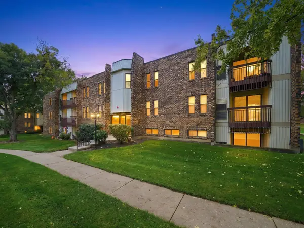 2214 Country Club Drive #25c, Woodridge, IL 60517