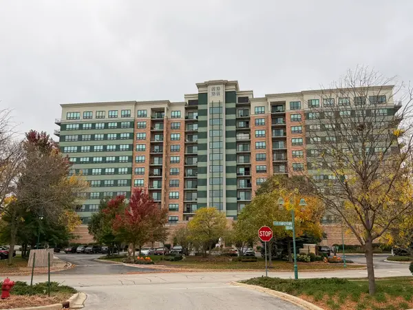6420 Double Eagle Drive #302, Woodridge, IL 60517