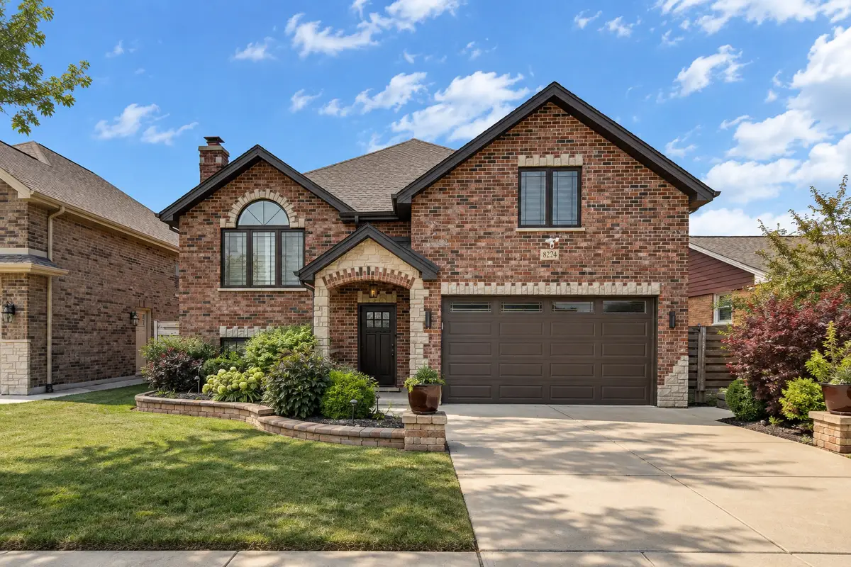 8224 Laramie Avenue, Burbank, IL 60459 - #1