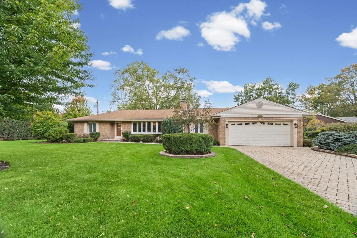 1102 W Burgoyne Road, Arlington Heights, IL 60004 - #1