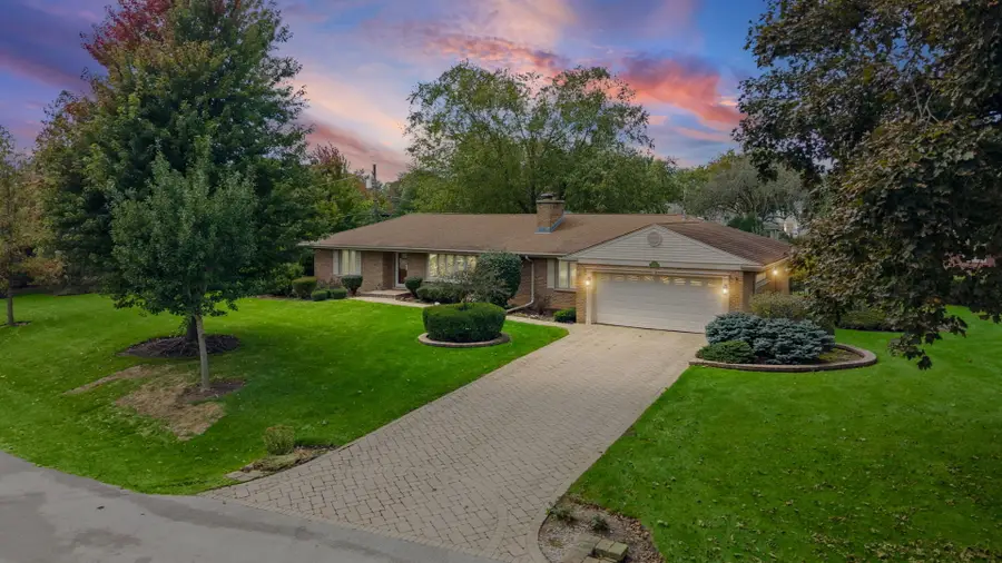1102 W Burgoyne Road, Arlington Heights, IL 60004 - #2