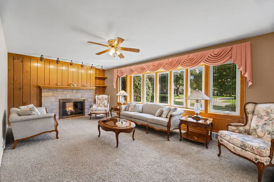 1102 W Burgoyne Road, Arlington Heights, IL 60004 - #3