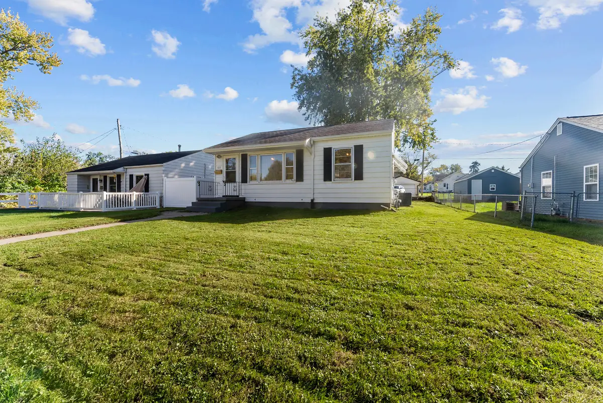 323 W 32nd Street, Davenport, IA 52803 - #1
