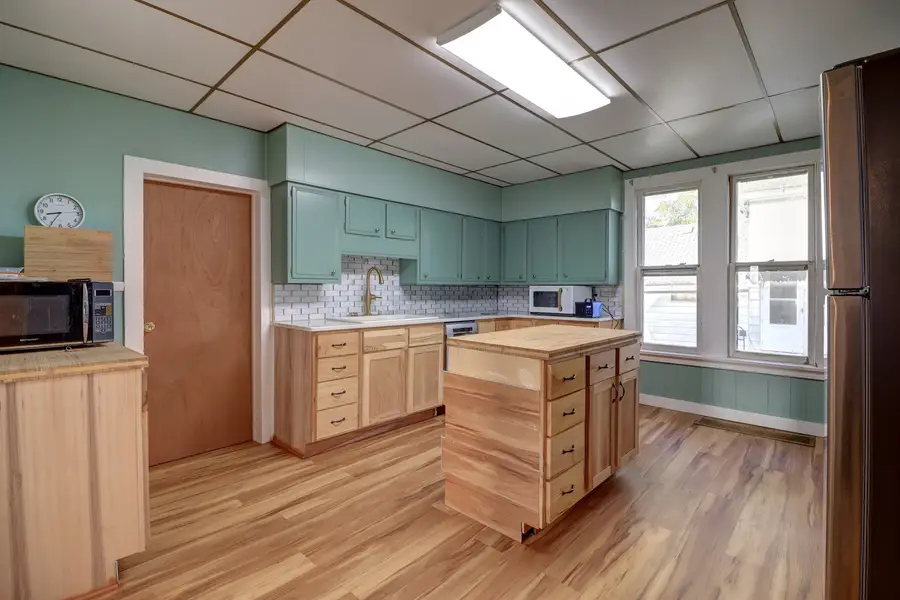 335 6th Avenue N, Clinton, IA 52732 - #2