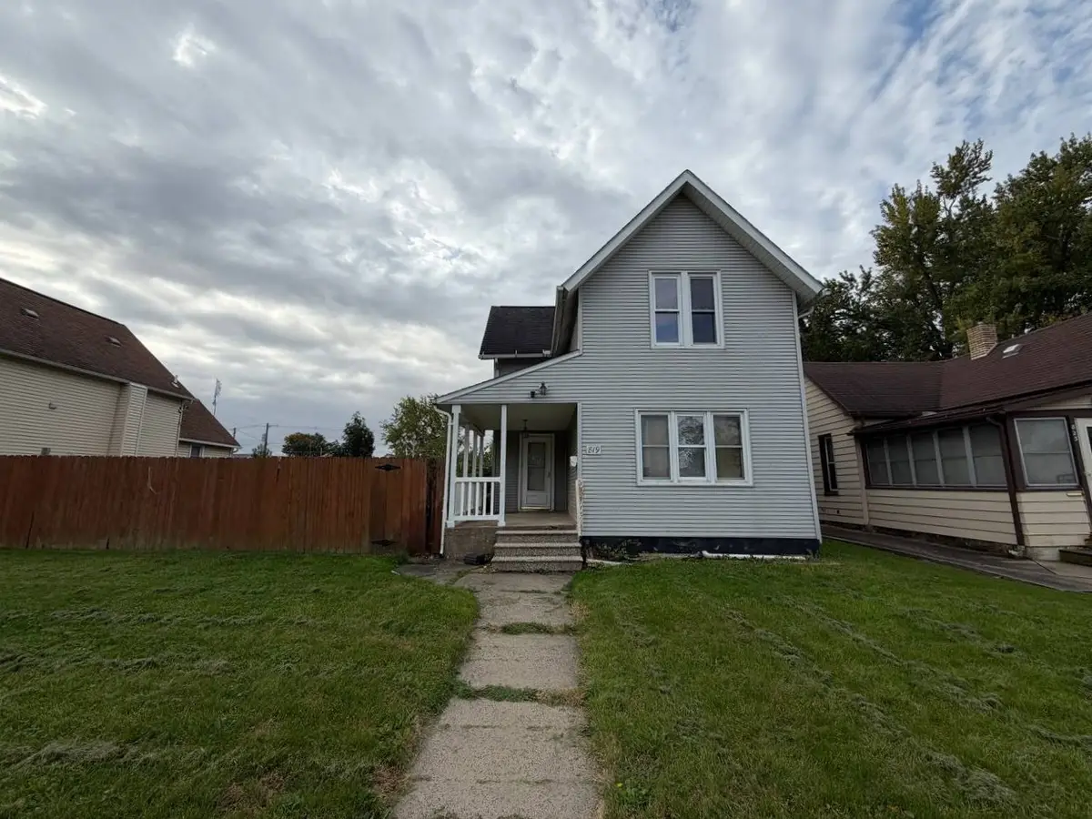 819 11th Avenue, Clinton, IA 52732 - #1
