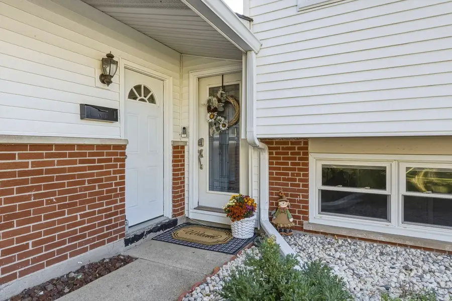 1101 E Barberry Lane, Mount Prospect, IL 60056 - #3