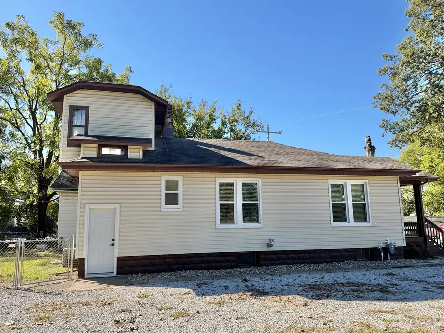 135 N James Avenue, Centralia, IL 62801 - #3