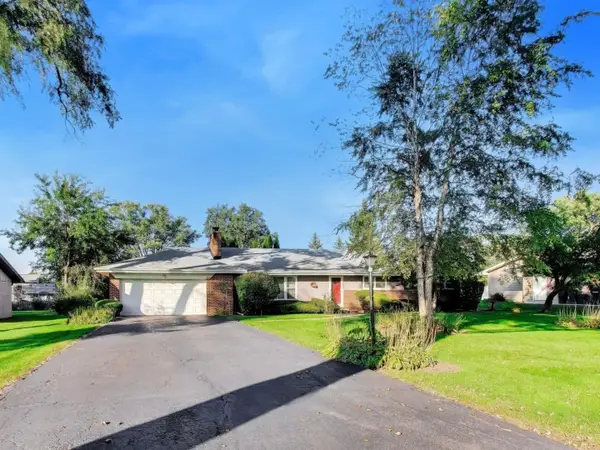 102 W Stratford Place, Mount Prospect, IL 60056