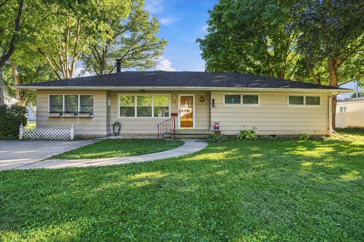 910 Warren Street, Chenoa, IL 61726 - #1