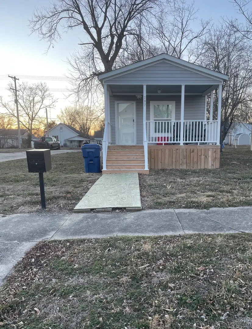 207 5th Street, Carmi, IL 62821 - #1