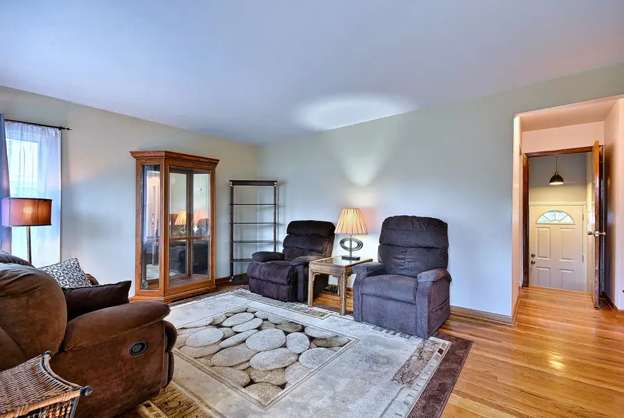 300 Wisconsin Drive, Des Plaines, IL 60016 - #3